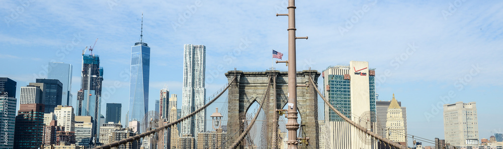 Fototapeta premium New York look from the bridge 