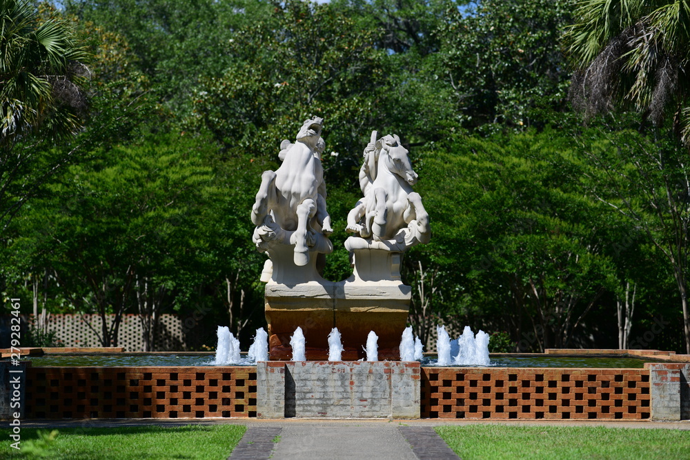 Obraz premium beautiful statue in a park on a sunny day