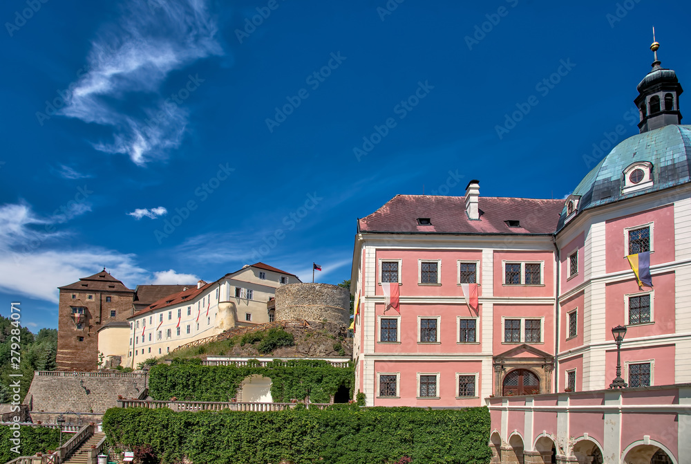 Burg und Schloss Becov 