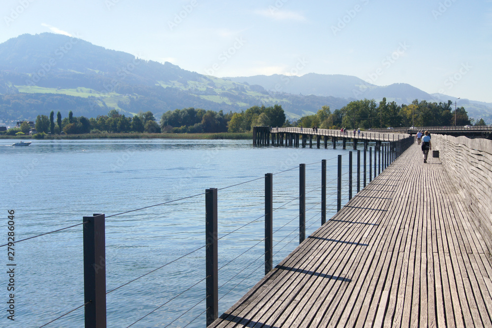 Die Holzbrücke in Rapperswil-Hurden am upper lake Zurich, Schweiz
