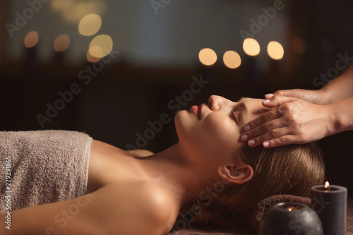 Fototapeta Piękna młoda kobieta otrzymywa twarzowego masaż w zdroju salonie