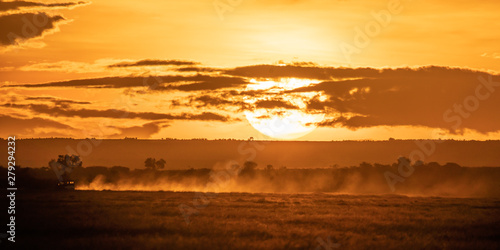 Fahrender Jeep vor Sonnenuntergang 3