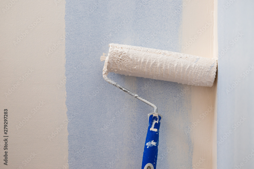 Obraz premium Person applying paint on wall