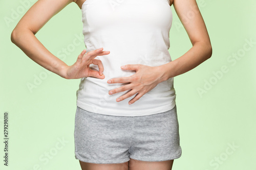 Konstfotografi おなかをおさえる女性