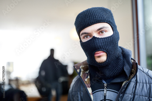 Einbrecher mit Sturmmaske im Haus photo
