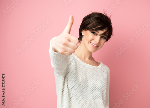 Canvas-taulu Female portrait with positive expressions and thumb up
