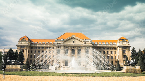 Fotografie Exterior of the University of Debrecen main Building with Fountain