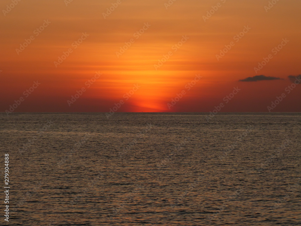Sonnenuntergang am Strand von den Malediven