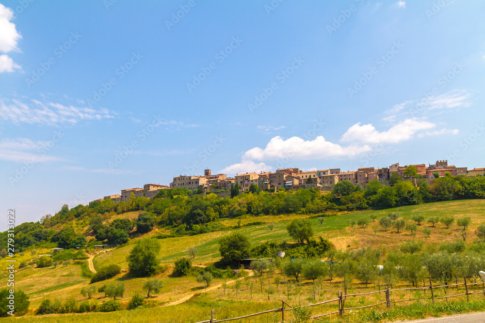Obraz premium Vision of Volterra from the suggestive surrounding countryside
