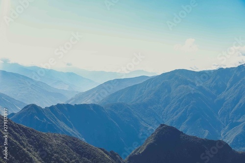 Cadena de montañas al atardecer siluetas