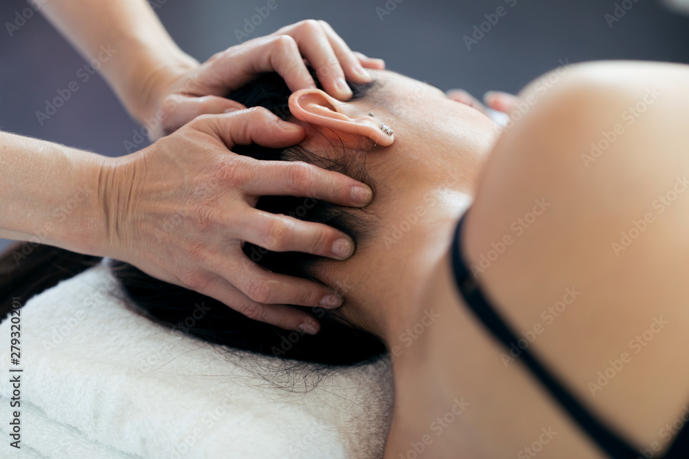 Ταπετσαρία Pregnant woman receiving osteopathic or chiropractic treatment in neck in a clinic