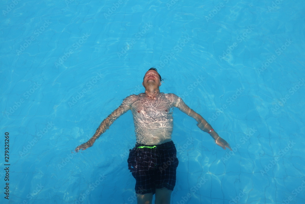 Mann beim Schwimmen imi Wasser - obrazy, fototapety, plakaty 