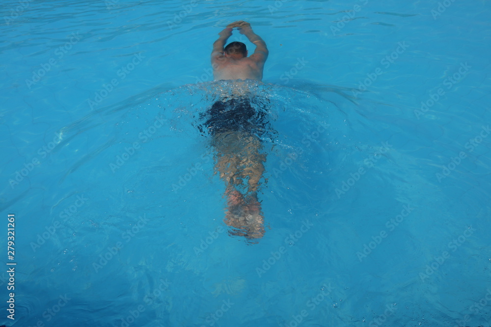 Mann beim Schwimmen imi Wasser - obrazy, fototapety, plakaty 