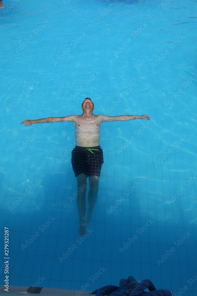 custom made wallpaper toronto digitalMann beim Schwimmen imi Wasser