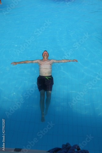 Wallpaper Mural Mann beim Schwimmen imi Wasser Torontodigital.ca