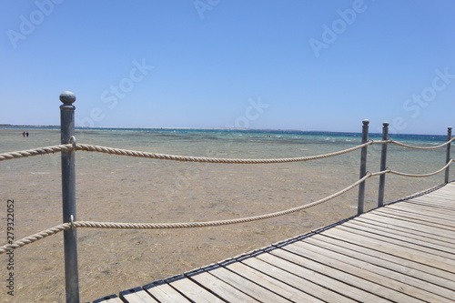 Strand  blaues Wasser und blauer Himmel