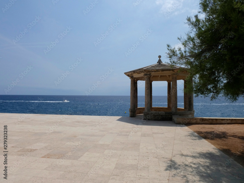 Glorieta de piedra y de construcción clásica con el fondo del mar mediterráneo.