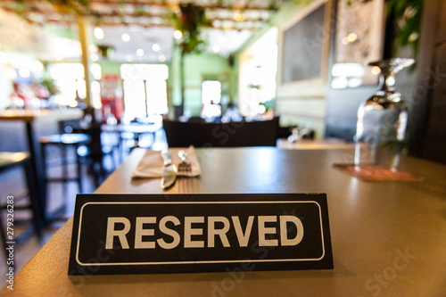 Bilde på lerret Reserved sign on restaurant table