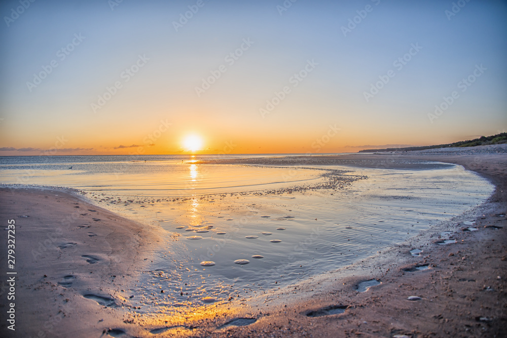 Sonnenaufgang mit Spiegelung im Meer