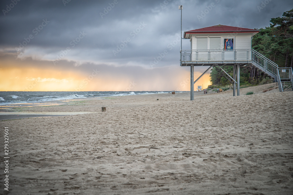 Regen bei Sonnenaufgang über dem Meer Regen bei Sonnenaufgang über dem Meer