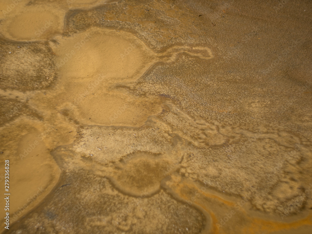 Obraz premium streaks of sand at the bottom of the puddle