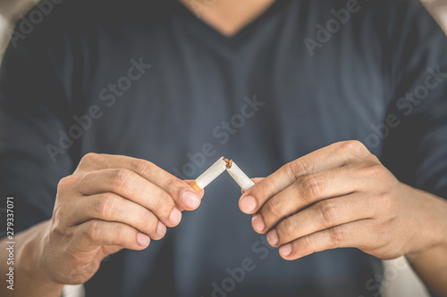 Foto Man refusing cigarettes concept for quitting smoking and healthy lifestyle