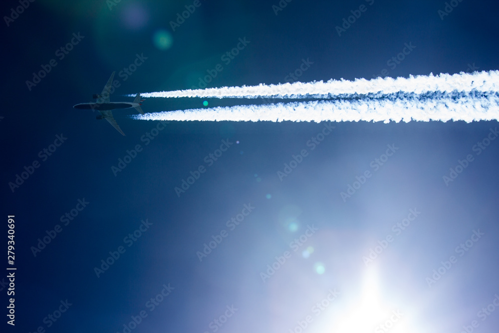 Flugzeug mit Kondensstreifen Flugzeug mit Kondensstreifen