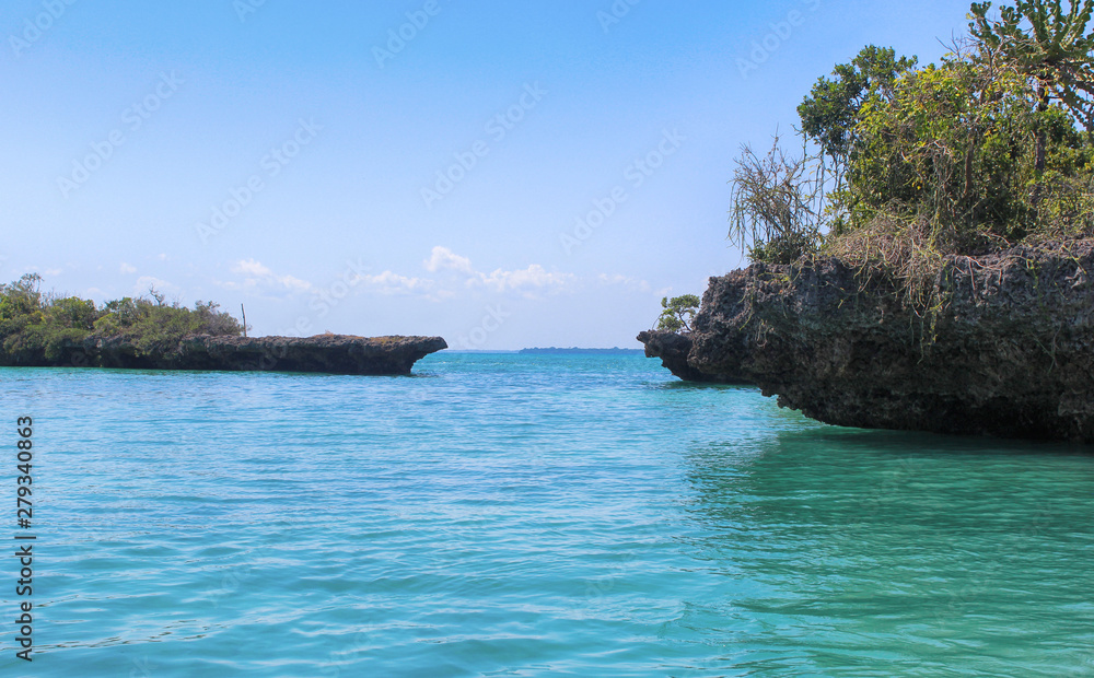 Naklejka premium Beautiful lagoon with rocky shore