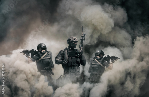 Fototapet Swat forces between smoke and gas in battle field