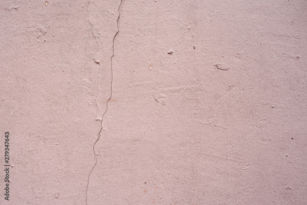 Obraz premium Old pink wall with crack and plaster. textured background