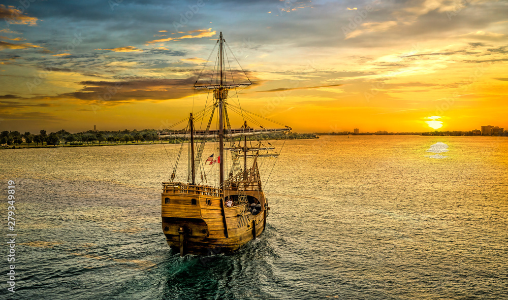 Fototapeta premium Sailing into the Dawn
