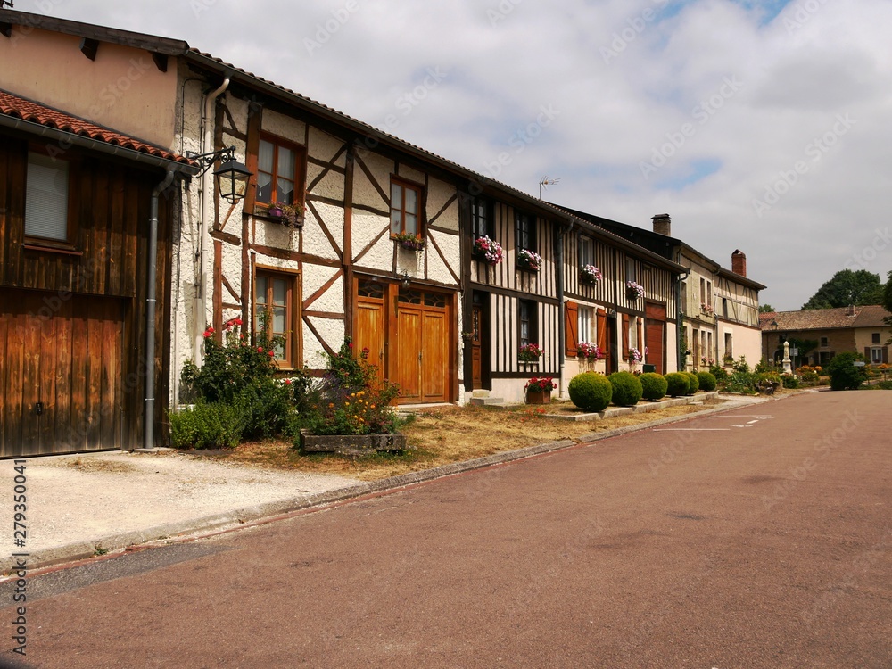 Fermette traditionnelle village de Beaulieu en Argonne dans la Meuse. France