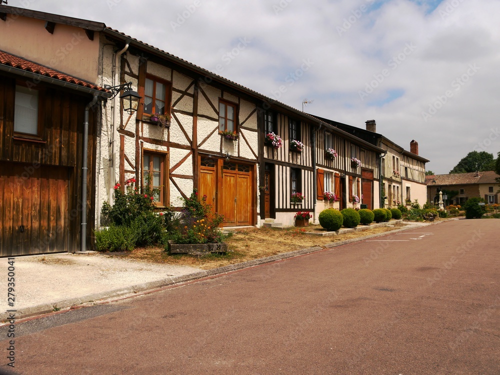 Fermette traditionnelle village de Beaulieu en Argonne dans la Meuse. France Fermette traditionnelle village de Beaulieu en Argonne dans la Meuse. France