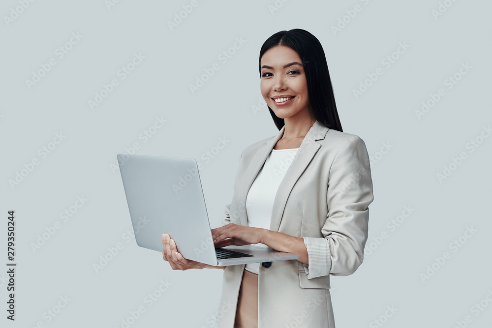 Φωτογραφία How may I help you? Attractive young Asian woman looking at camera and smiling w