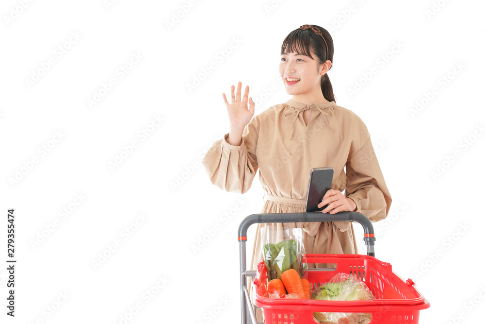 スーパーで食料品の買い物をする若い女性 スーパーで食料品の買い物をする若い女性