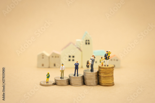Konstfotografi Miniature people  businessmen standing Investment Analysis Or investment