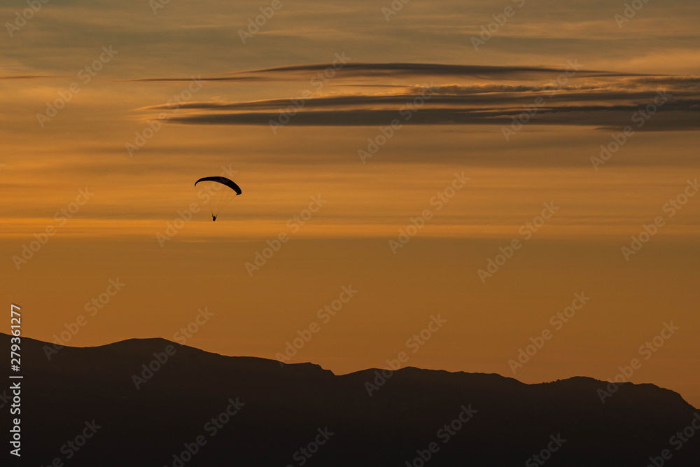 Obraz premium Sunset and paraglider