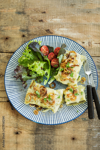 Maultaschen mit gerösteten Zwiebeln, Käse, Salat und Tomaten, Studio
