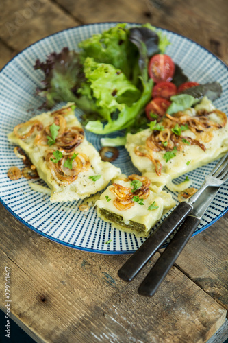 Maultaschen mit gerösteten Zwiebeln, Käse, Salat und Tomaten, Studio
