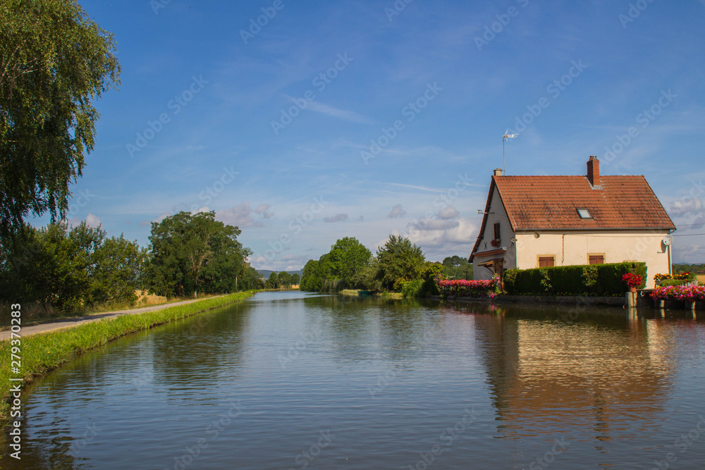 Maison au bord du canal, Bourgogne, France