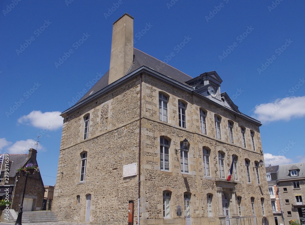 Mairie de Fougères et lieu de naissance du marquis de la Rouërie