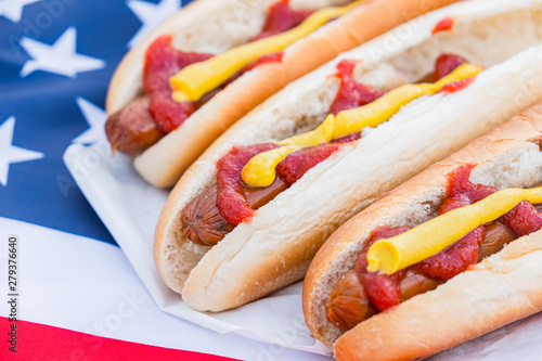 Konstfotografi Typical american fastfood: hot dogs and american flag