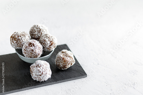 Canvas-taulu energy balls with coconut