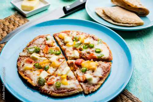 Schilderij op canvas Chapati Pizza made using leftover Roti / Paratha with Cheese, vegetables, paneer