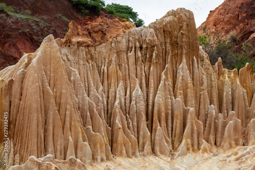 Rote Sandsteinnadeln (rote Tsingys) im Tsingy Rouge Park Madagaskar