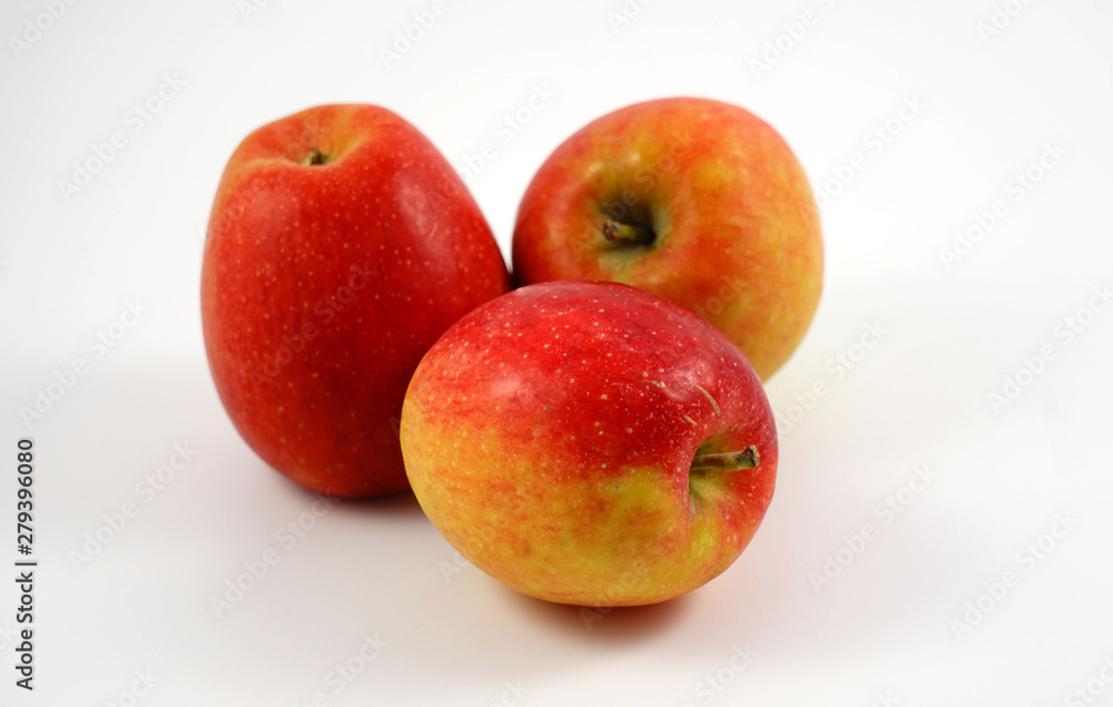Trois pommes , alimentation bio . Trois pommes , alimentation bio .
