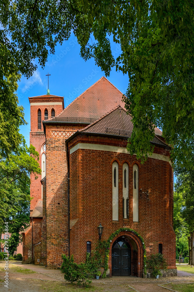 Fototapeta premium Denkmalgeschützte Pfarrkirche In der Altstadt von Storkow/Mark, Blick von Nordosten