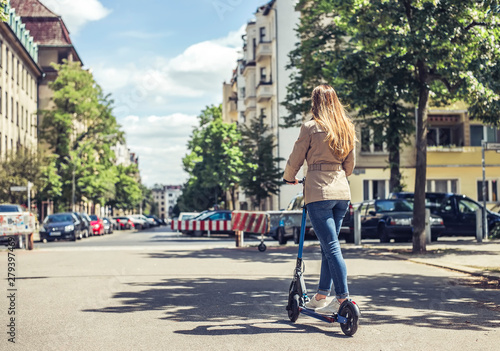 junge Frau mit e - scooter