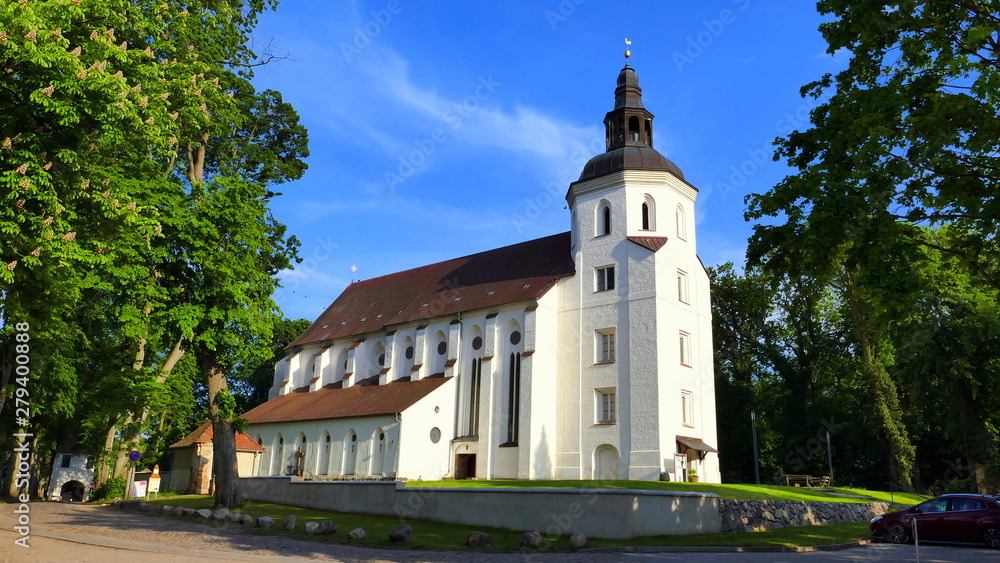 renovierte Johanniterkirche in Mirow vor strahlend blauem Himmel