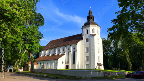 renovierte Johanniterkirche in Mirow vor strahlend blauem Himmel